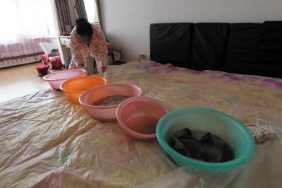 华容楼上漏水，住户失联，小区没物管，业主维权难！律师来支招……